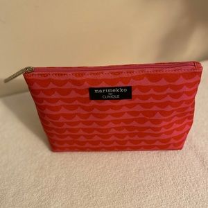 Cosmetic organizer bag color pink red silver ziper